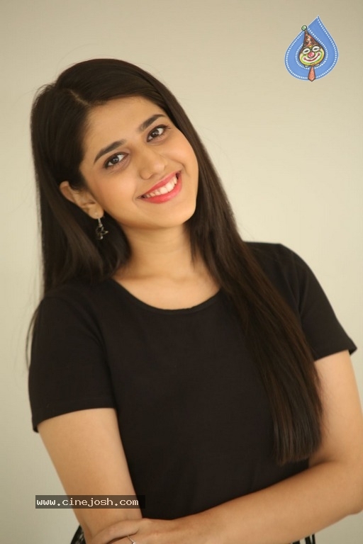 Simran Pareenja New Pics - 5 / 18 photos