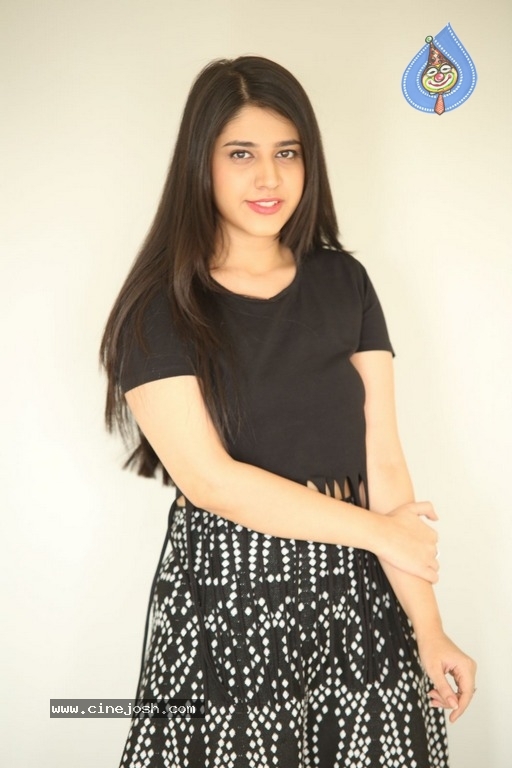 Simran Pareenja New Pics - 7 / 18 photos