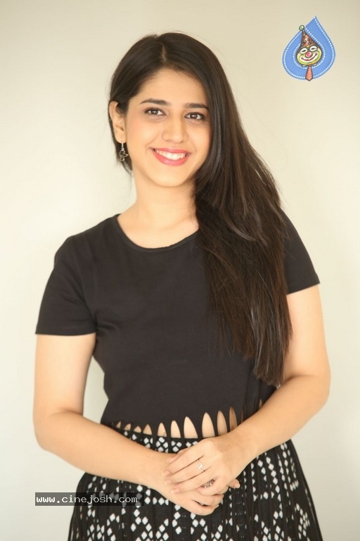 Simran Pareenja New Pics - 8 / 18 photos