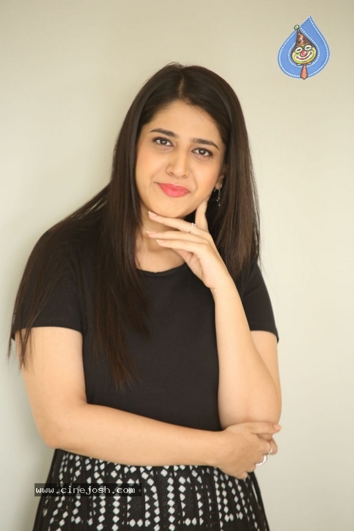 Simran Pareenja New Pics - 9 / 18 photos