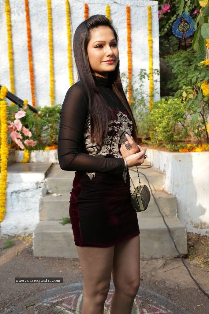 Simran Suri New Stills - 29 / 69 photos