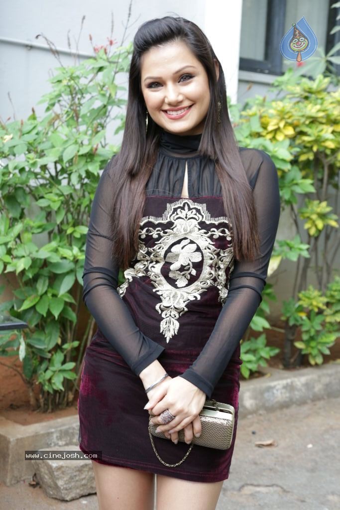 Simran Suri New Stills - 32 / 69 photos