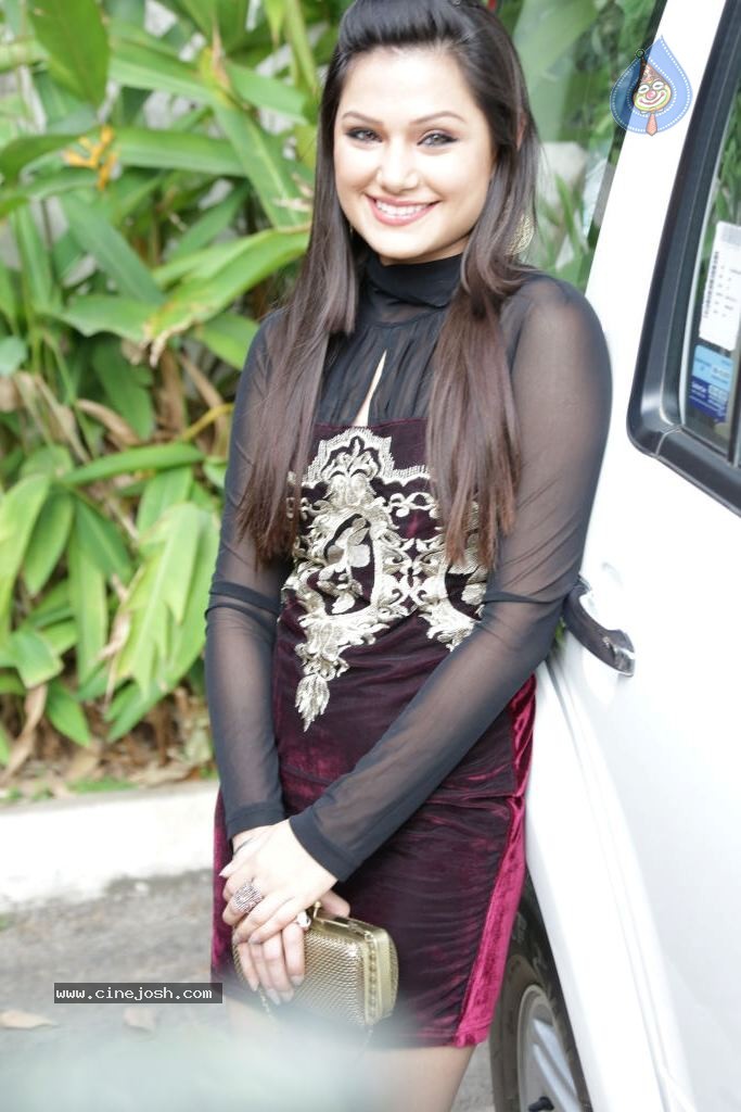 Simran Suri New Stills - 53 / 69 photos
