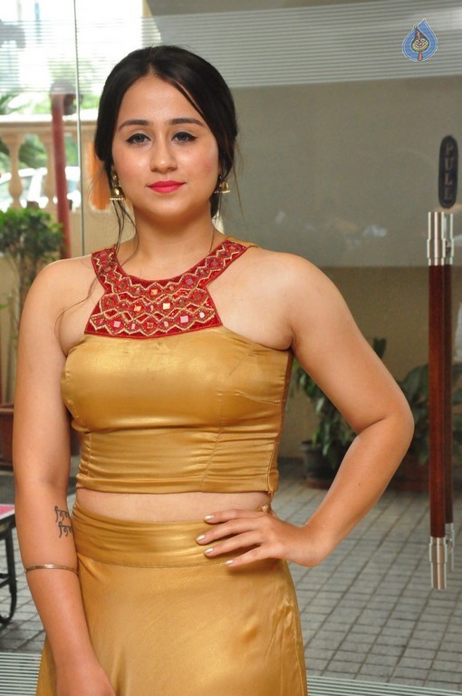 Simrat Juneja Photos - 23 / 42 photos