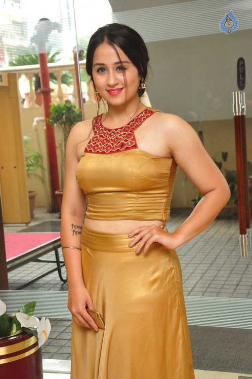 Simrat Juneja Photos - 25 / 42 photos