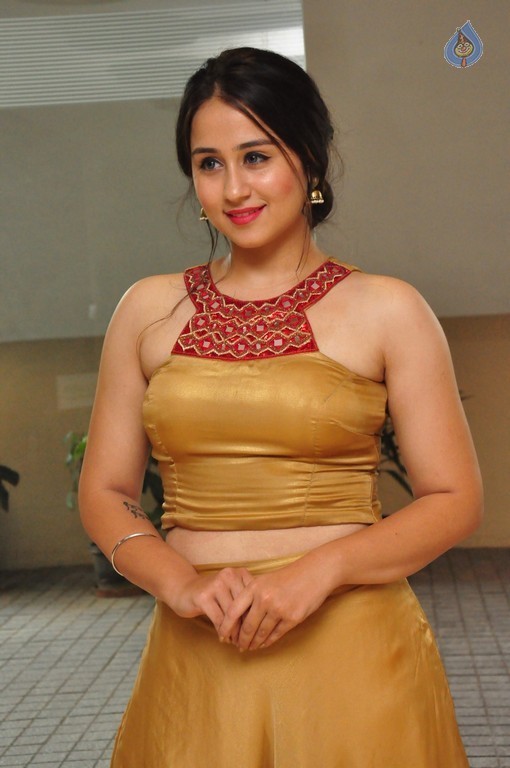 Simrat Juneja Photos - 26 / 42 photos