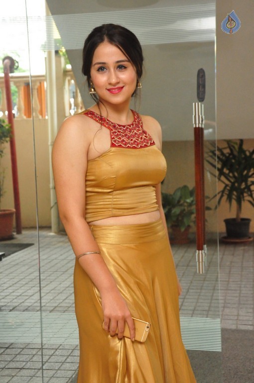 Simrat Juneja Photos - 28 / 42 photos