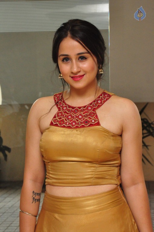 Simrat Juneja Photos - 33 / 42 photos