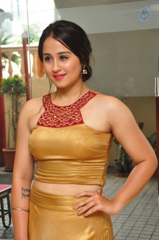 Simrat Juneja Photos - 35 / 42 photos