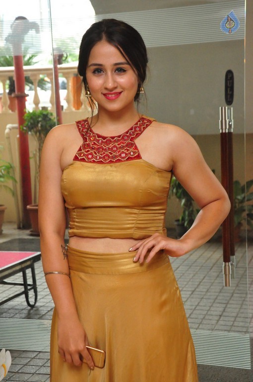 Simrat Juneja Photos - 38 / 42 photos