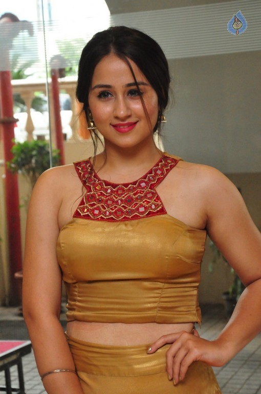 Simrat Juneja Photos - 40 / 42 photos