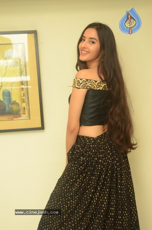 Simrat Kaur New Images - 7 / 20 photos