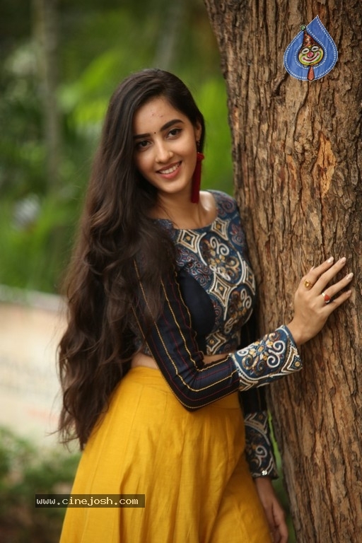 Simrat Kaur Photos - 2 / 21 photos