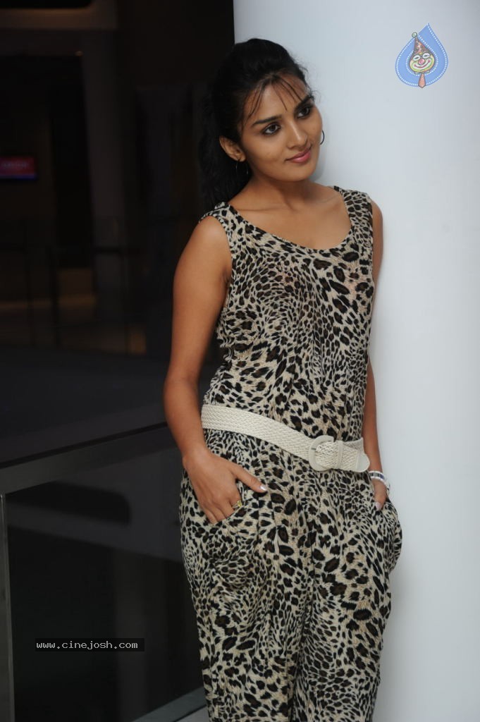 Sindhu Loknath New Stills - 23 / 57 photos