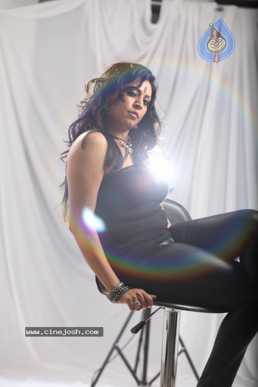 Singer Madhoo Photos - 1 / 53 photos