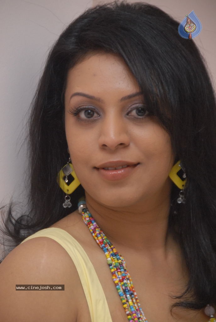 Singer Madhoo Photos - 11 / 53 photos