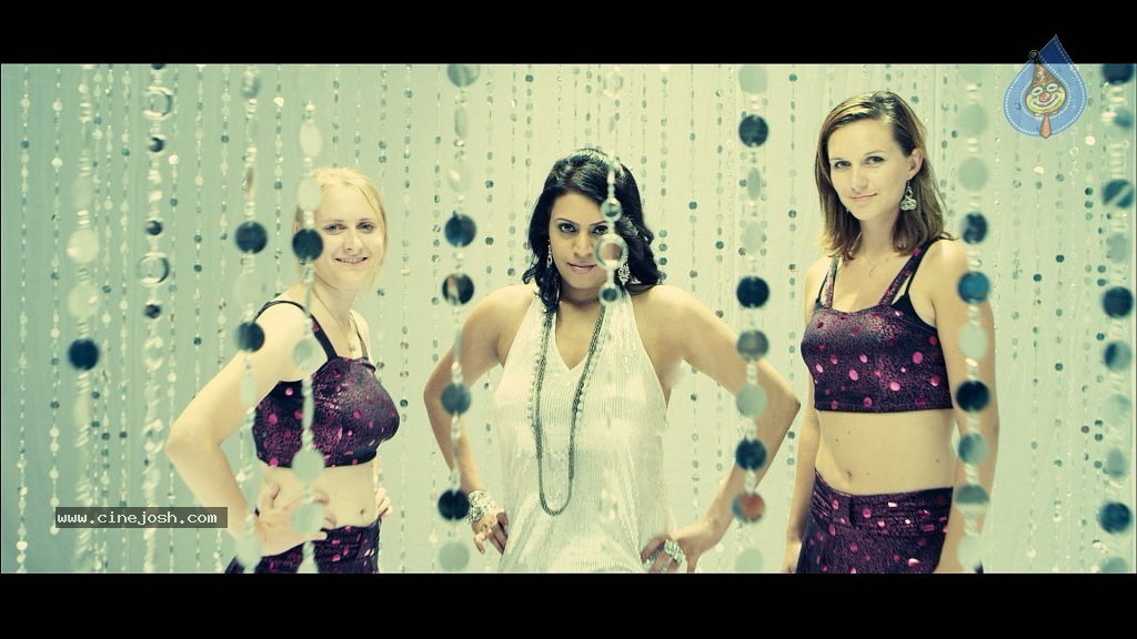 Singer Madhoo Photos - 49 / 53 photos