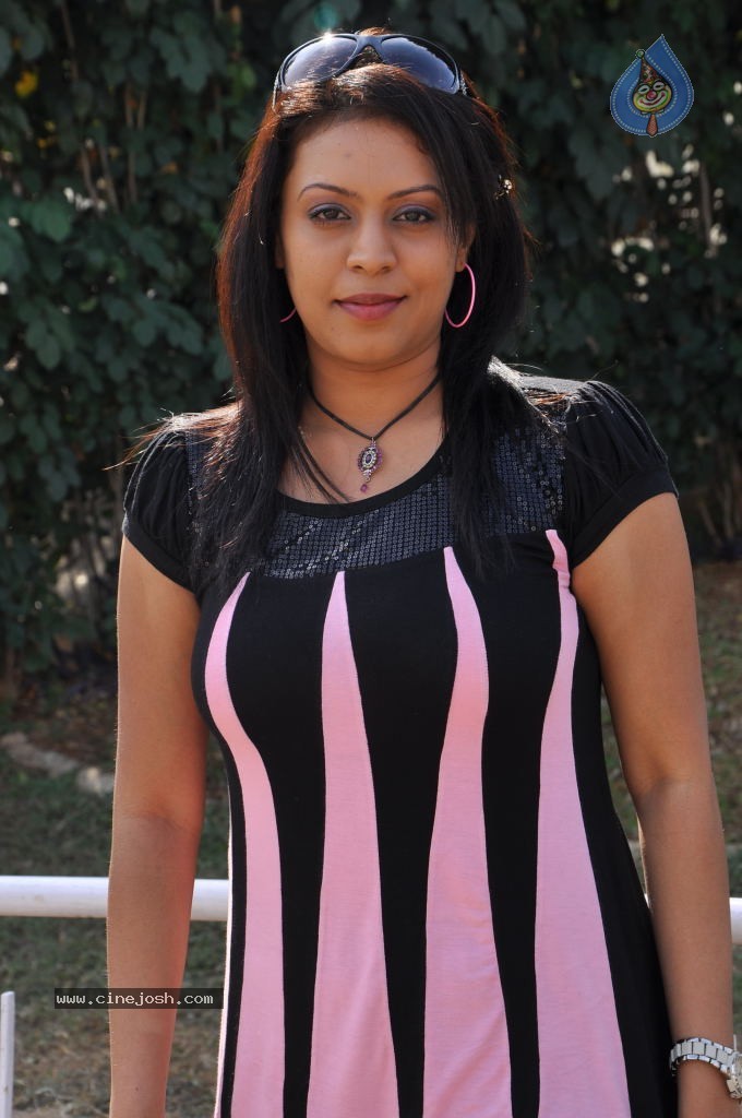 Singer Madhoo Stills - 20 / 26 photos