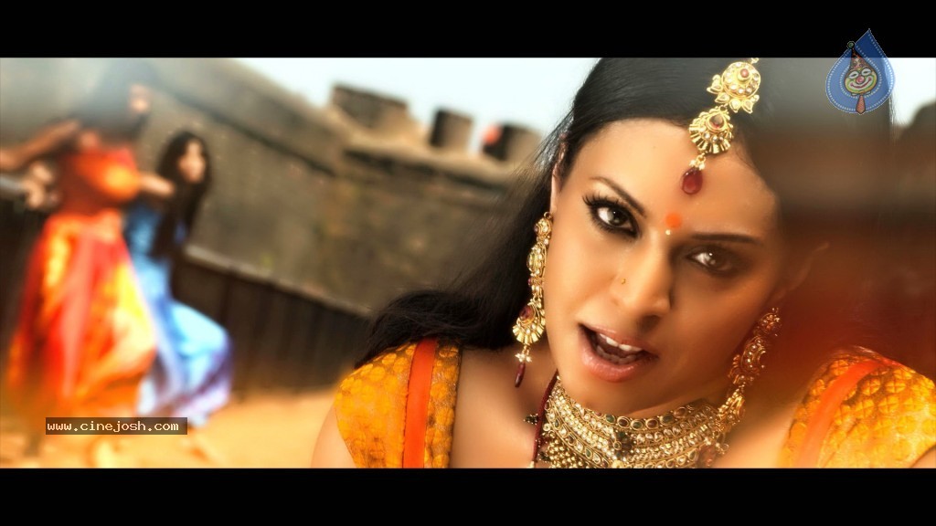 Singer Madhoo Stills in Desi Girl Album - 28 / 48 photos