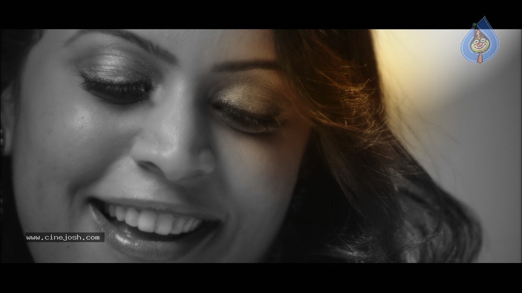 Singer Madhoo Stills in Desi Girl Album - 41 / 48 photos