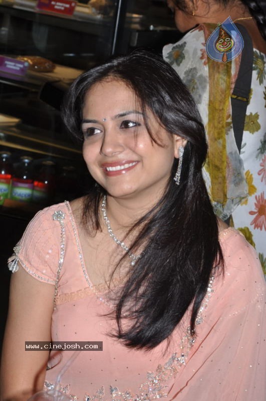 Singer Sunitha Solo Stills - 4 / 19 photos