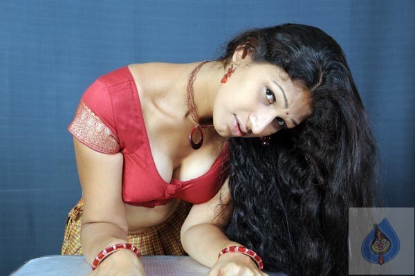 Siri Latest - Evaru - Hot  - 1 / 93 photos