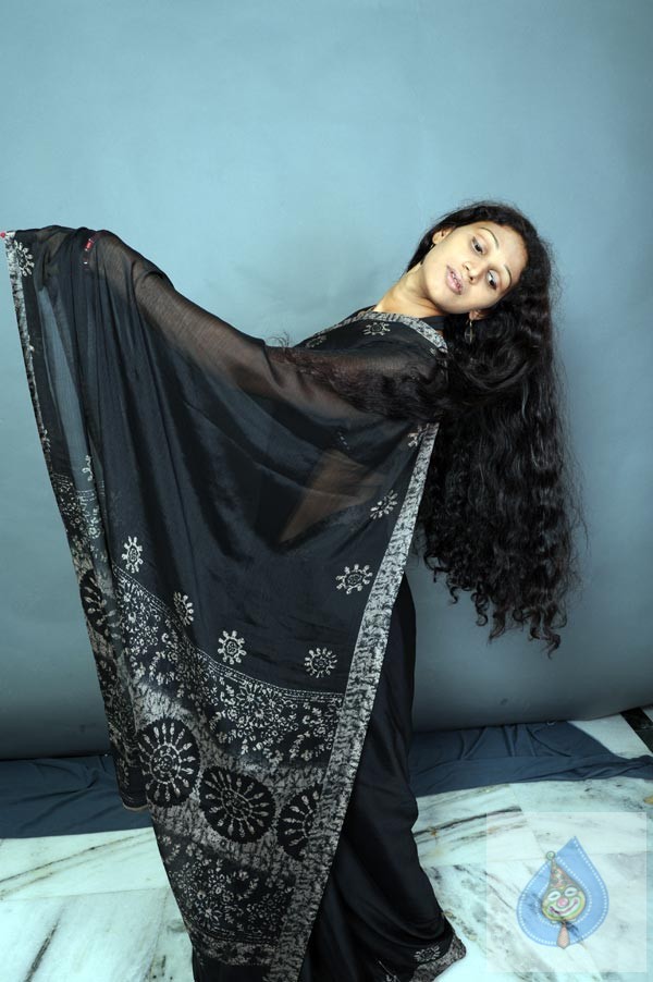 Siri Latest - Evaru - Hot  - 92 / 93 photos