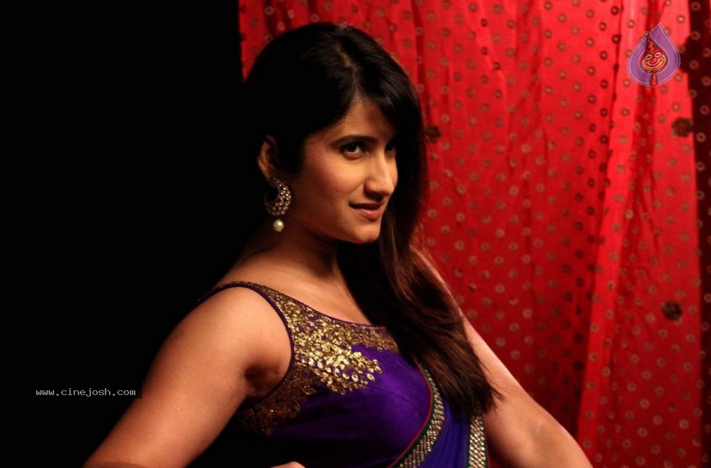 Smiley Suri Photo Shoot - 15 / 20 photos