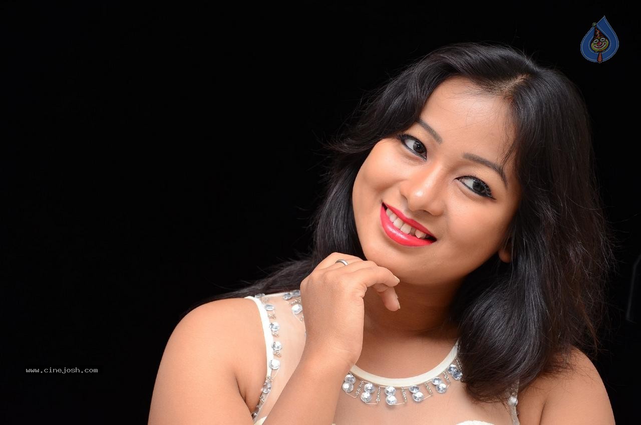 Sneha Gallery - 21 / 64 photos