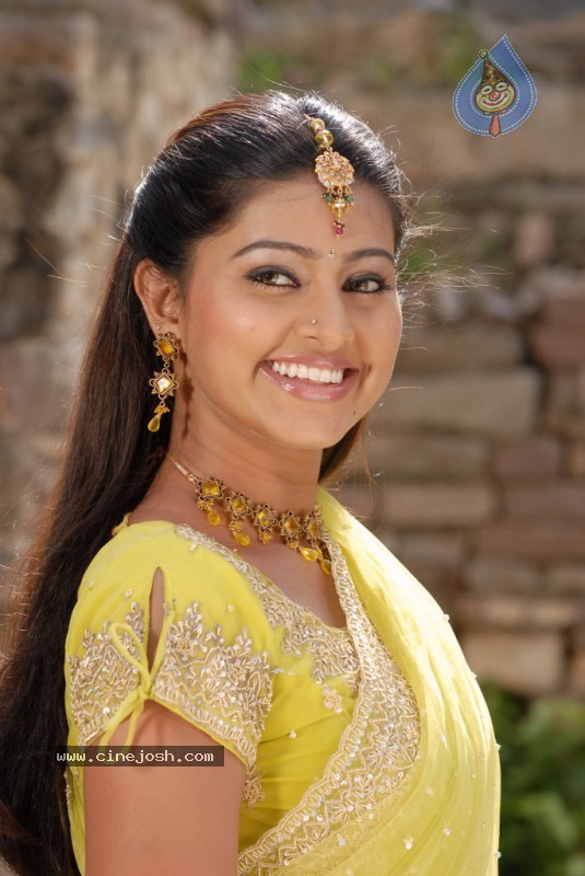 Sneha Latest Stills - 38 / 94 photos