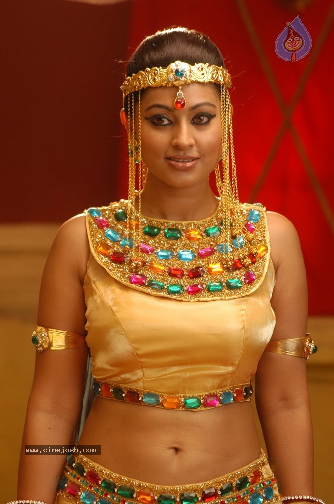 Sneha Latest Stills - 18 / 19 photos