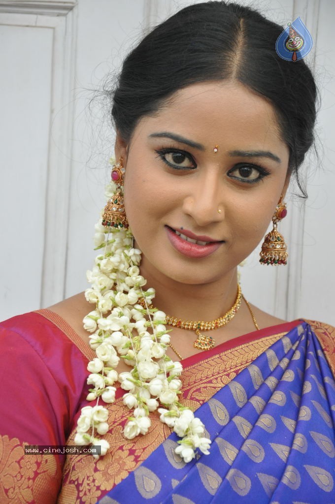 Sneha New Actress Stills - 22 / 100 photos