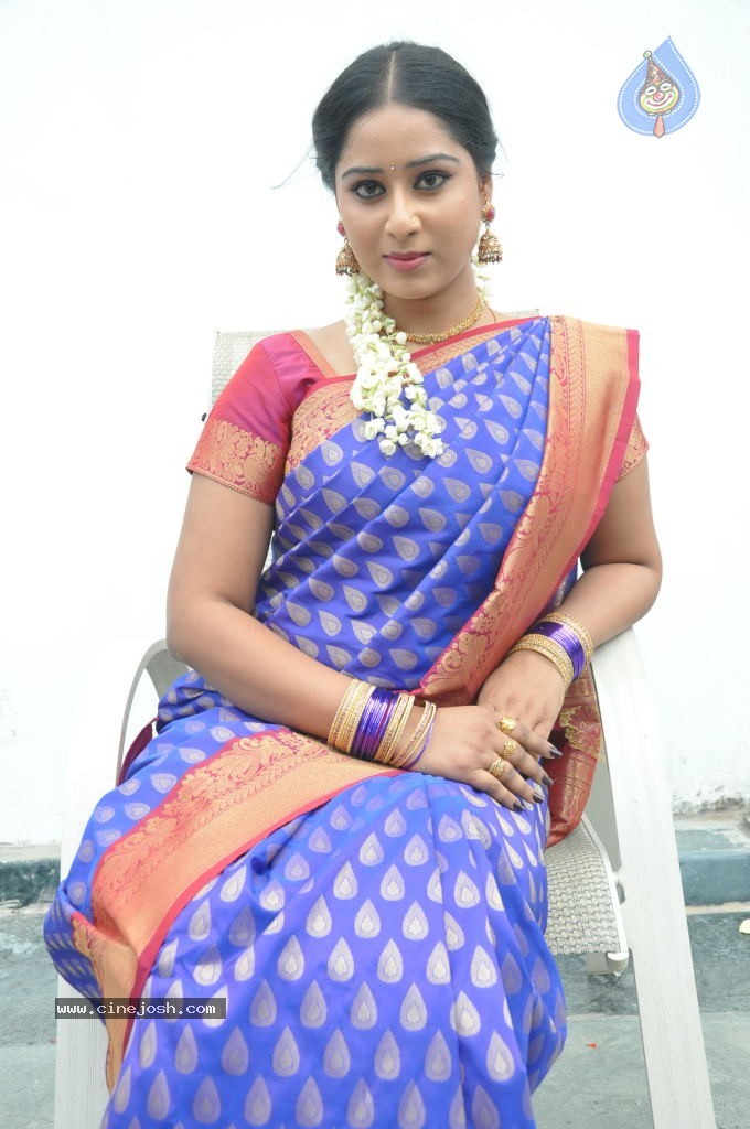 Sneha New Actress Stills - 32 / 100 photos