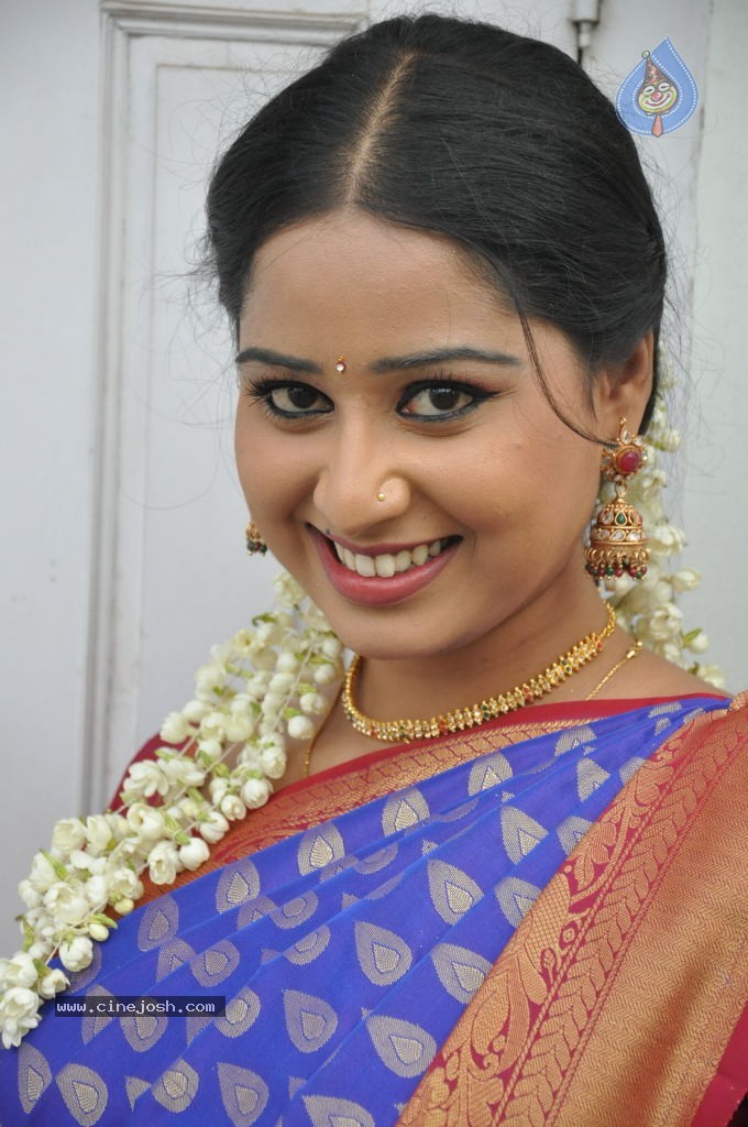 Sneha New Actress Stills - 60 / 100 photos