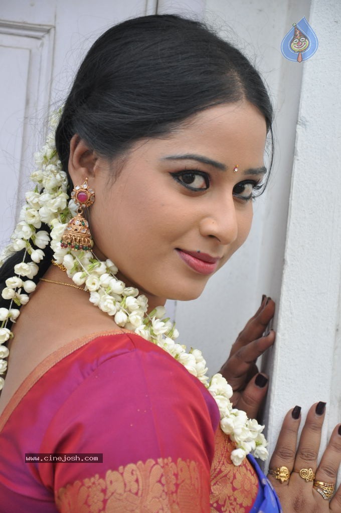 Sneha New Actress Stills - 100 / 100 photos