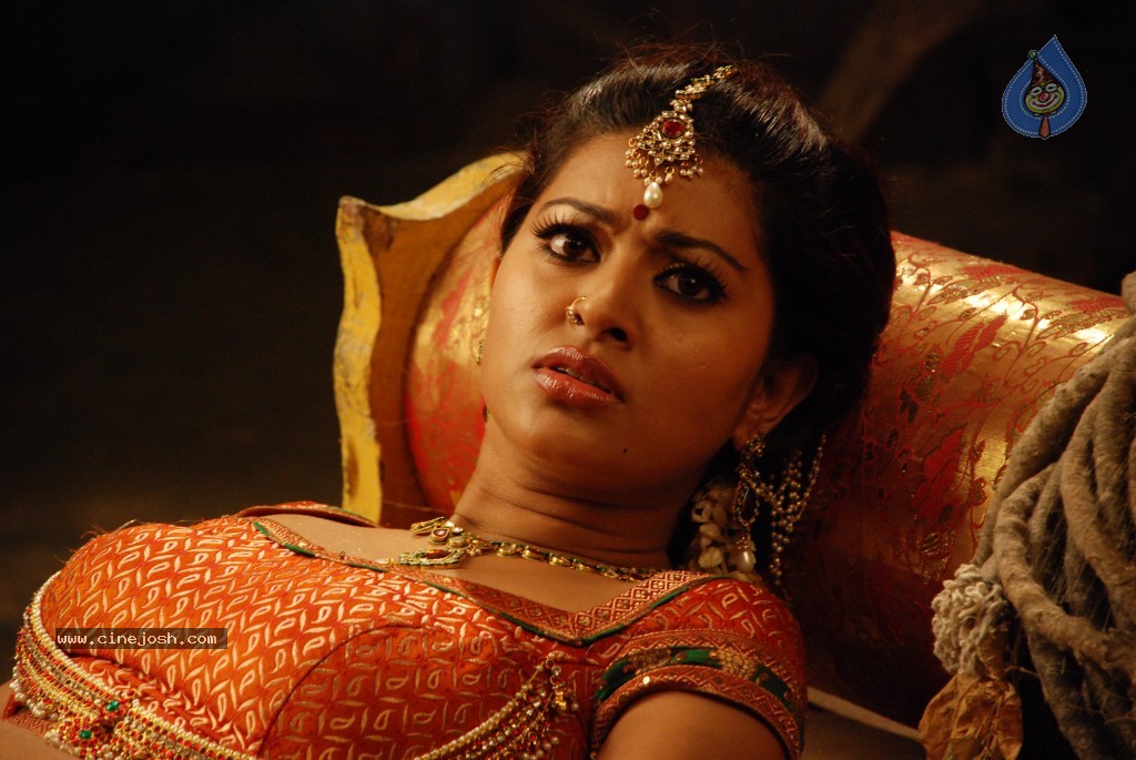 Sneha Stills in Rajakota Rahasyam - 22 / 62 photos