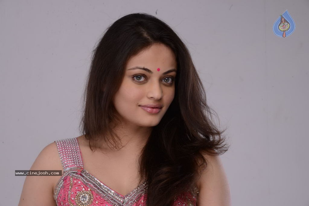 Sneha Ullal New Hot Pics - 20 / 63 photos