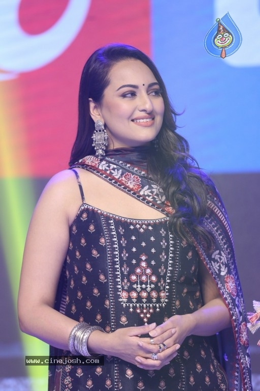 Sonakshi Sinha at Dabangg 3 Movie Event - 12 / 14 photos