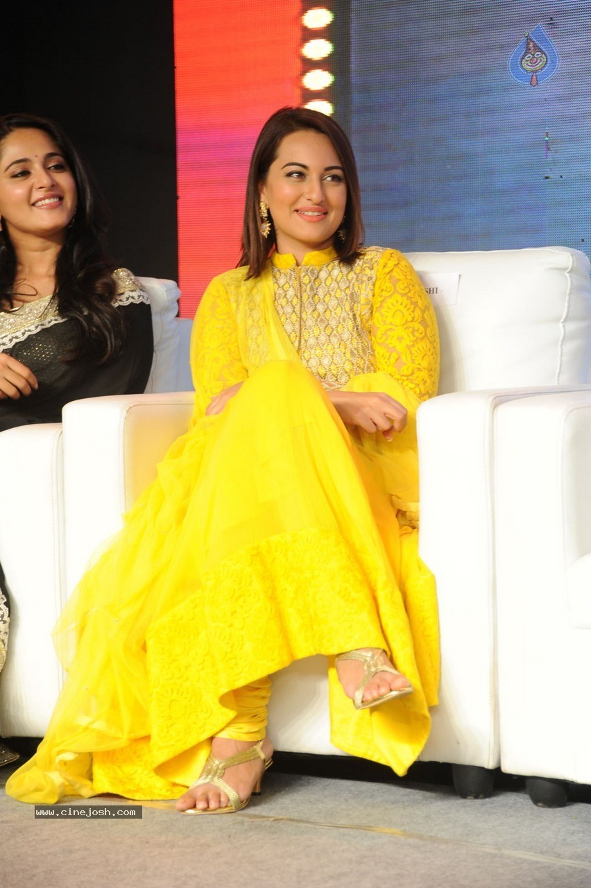 Sonakshi Sinha at Lingaa Audio SM - 34 / 80 photos