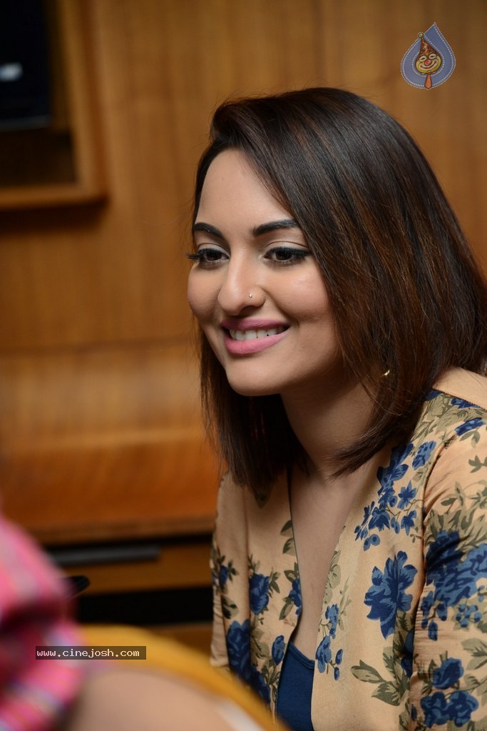 Sonakshi Sinha Promotes Lingaa Movie - 25 / 75 photos