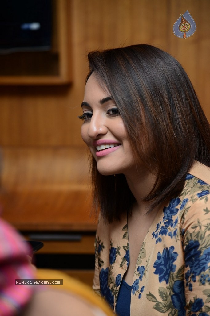 Sonakshi Sinha Promotes Lingaa Movie - 39 / 75 photos