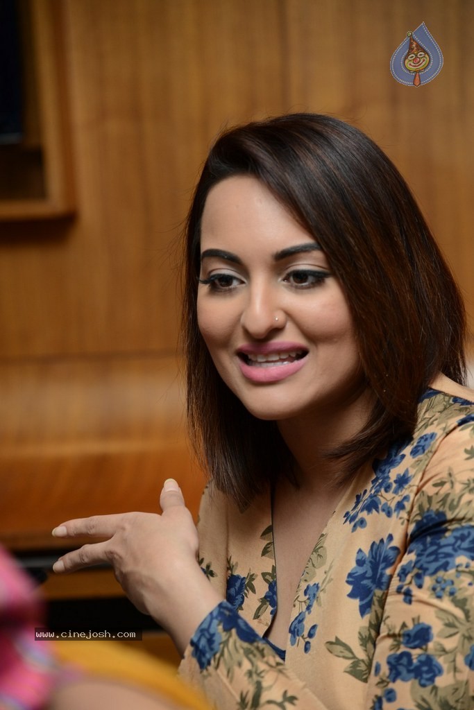 Sonakshi Sinha Promotes Lingaa Movie - 42 / 75 photos