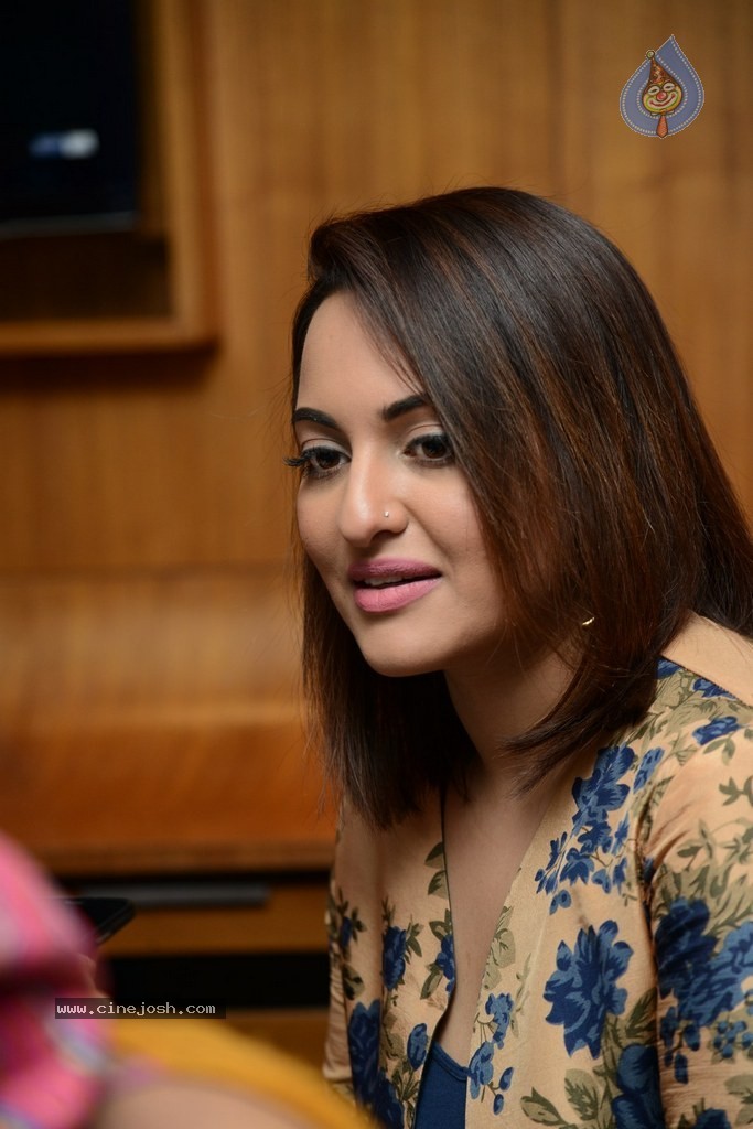 Sonakshi Sinha Promotes Lingaa Movie - 61 / 75 photos