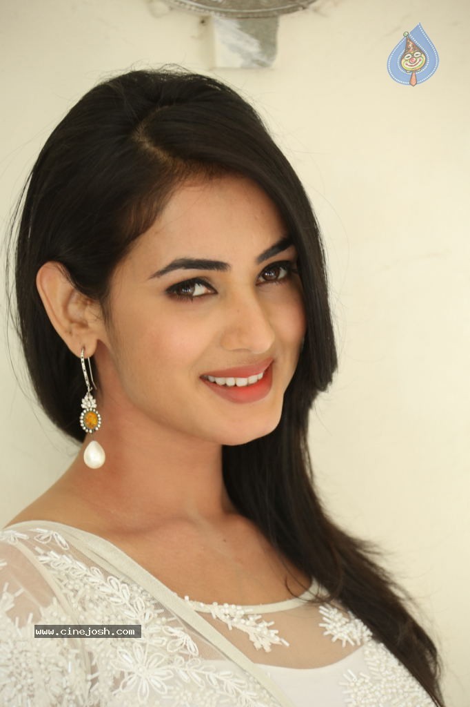 Sonal Chauhan Hot Photos Photos Gallery Sonal chauhan ~ wallpaper celebrities bollywood.