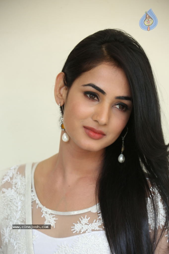 Sonal Chauhan Hot Photos - 30 / 100 photos