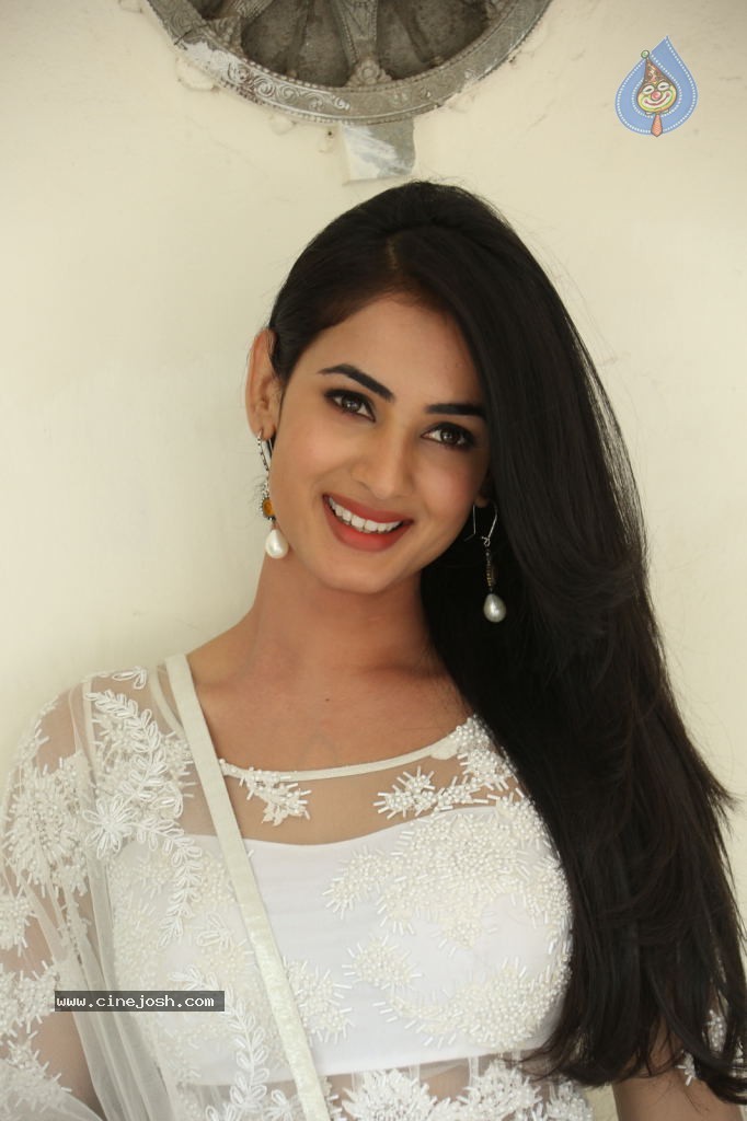Sonal Chauhan Hot Photos - 57 / 100 photos