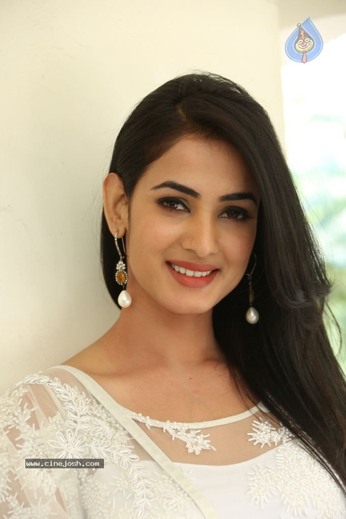 Sonal Chauhan Hot Photos - 58 / 100 photos