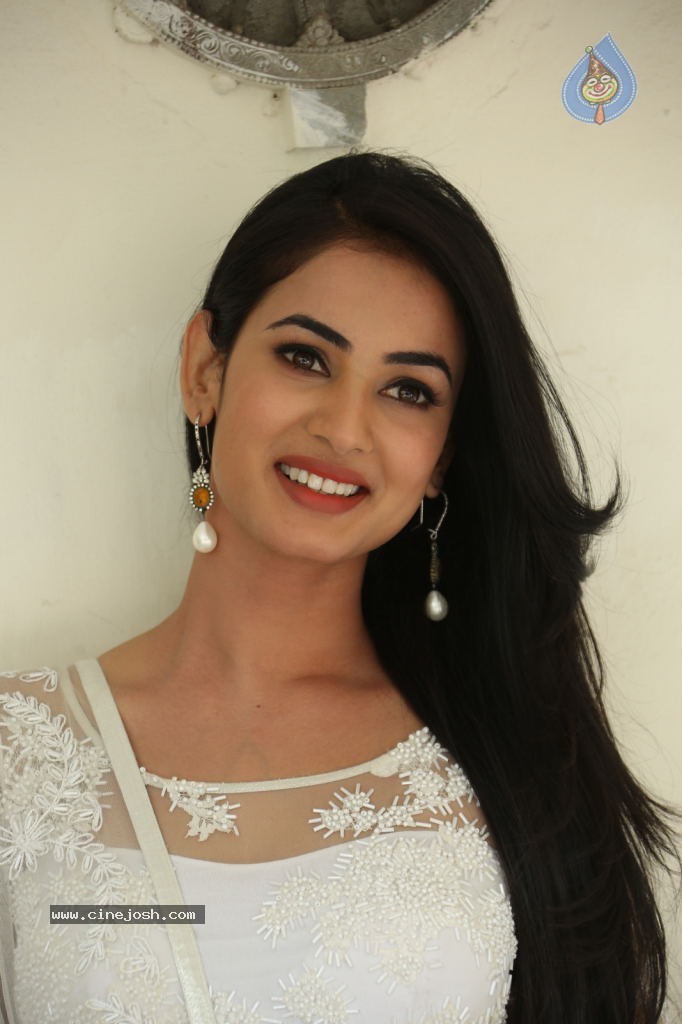Sonal Chauhan Hot Photos - 59 / 100 photos