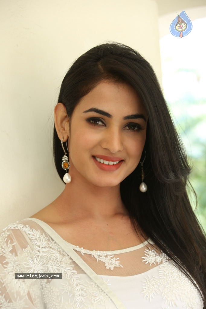 Sonal Chauhan Hot Photos - 96 / 100 photos