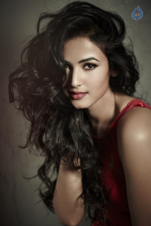 Sonal Chauhan New Pics - 2 / 6 photos